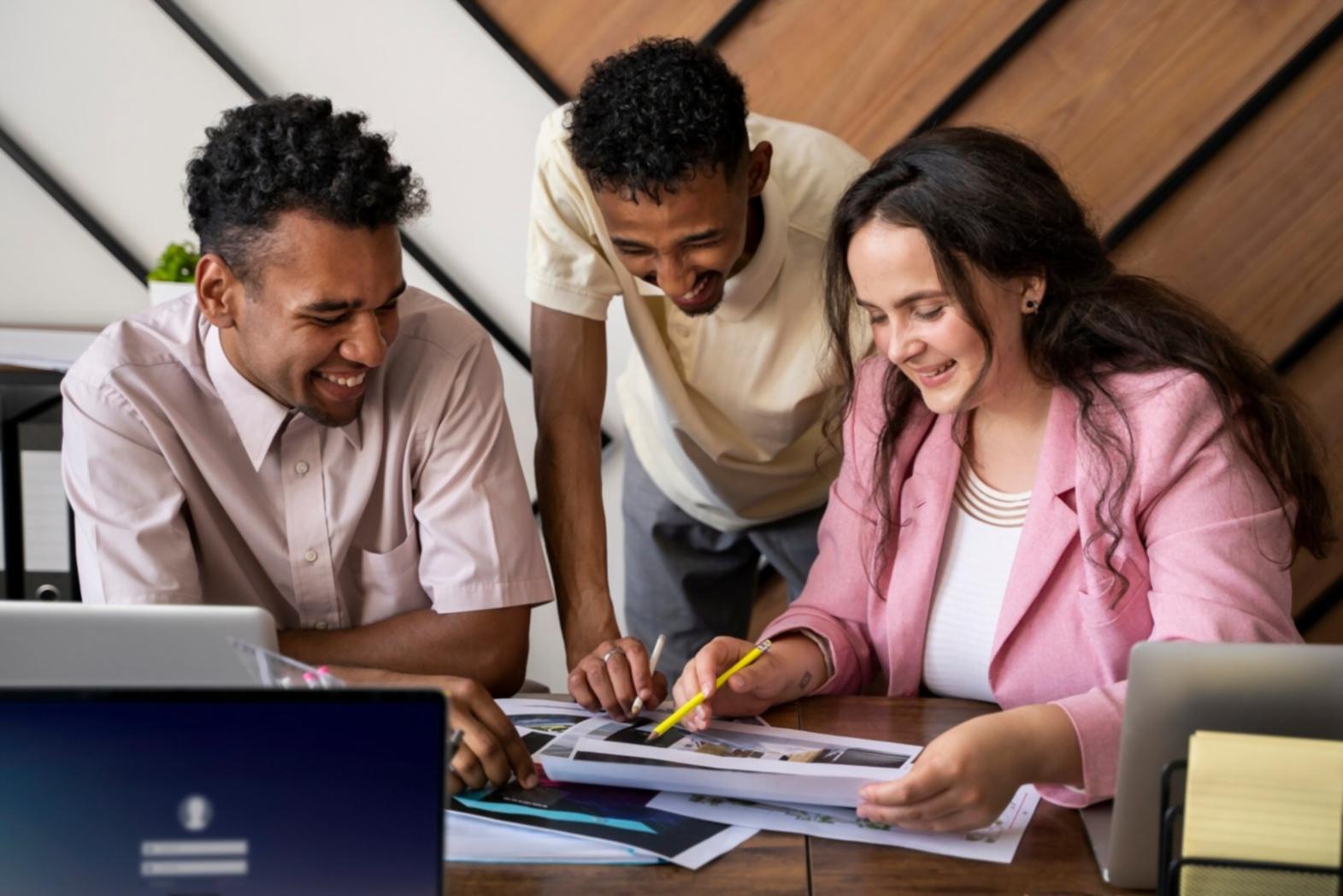 Espacio de aprendizaje moderno con estudiantes trabajando en modelado financiero